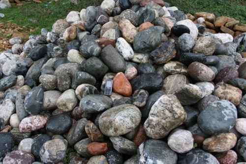  Ландшафтные валунчики фр.100-500 мм.  купить в Ростове крупный природный камень серый, темно-серый, светло-серый речной валун крупный 4800 руб/т   фото 