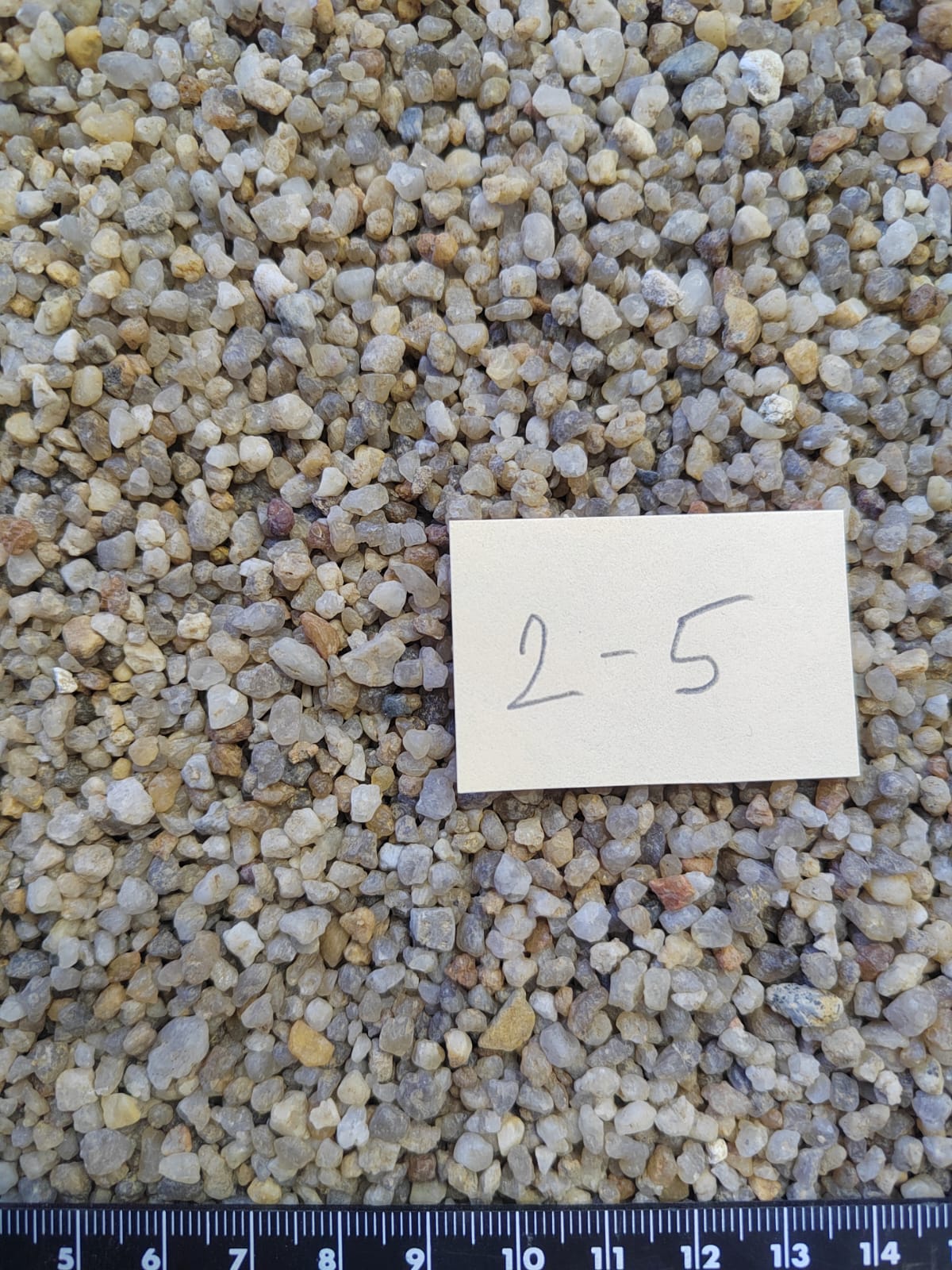 Кварцевый песок для площадок фр. 2-5 мм.  купить в Ростове фото 