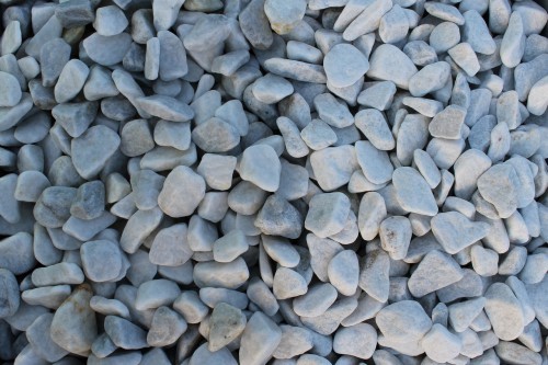  Галька белая мраморная (щебень галтованный белый), фр.20-40 мм.  купить  в Ростове мрамор белый бежевый молочный мраморный щебень декоративный 14500 руб/т   фото 