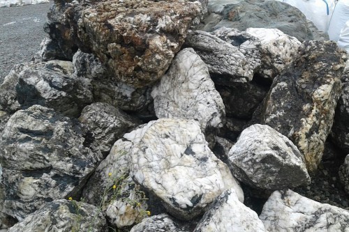  Черный гранит - кварцит фр. 100-500 мм.  купить в Ростове мрамор гранит черный с белыми прожилками, серый, белый валун скальный колотый 7000 руб/т   фото 