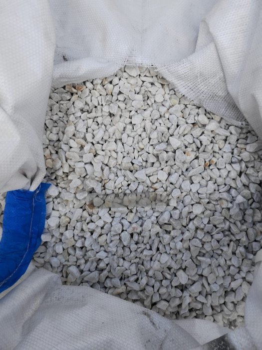  Мраморная крошка, щебень, цвет-белый, фр. 10-20 мм.  купить  в Ростове мрамор белый, молочный айвори каменная ландшафтная декоративная крошка шебня 9500 руб/т   фото 