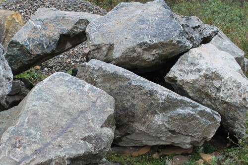  Змеевик скальник фр. 500-1500 мм.  купить в Ростове змеевик зеленый серый черный глыба скальная колотая 7500 руб/т   фото 