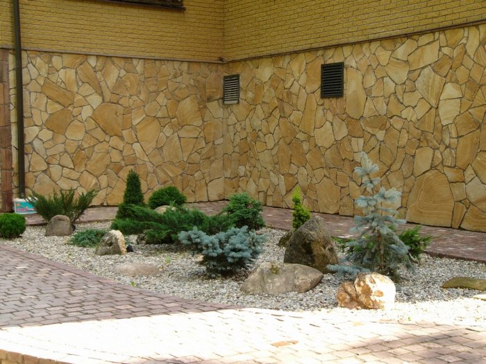  Песчаник пластушка желтый с разводом под дерево (2 см)  купить  в Ростове плитняк желтый с разводами, желтый, рыжий, серый песчаник пластушка рваная ландшафтная 11 000 руб/м3   фото 