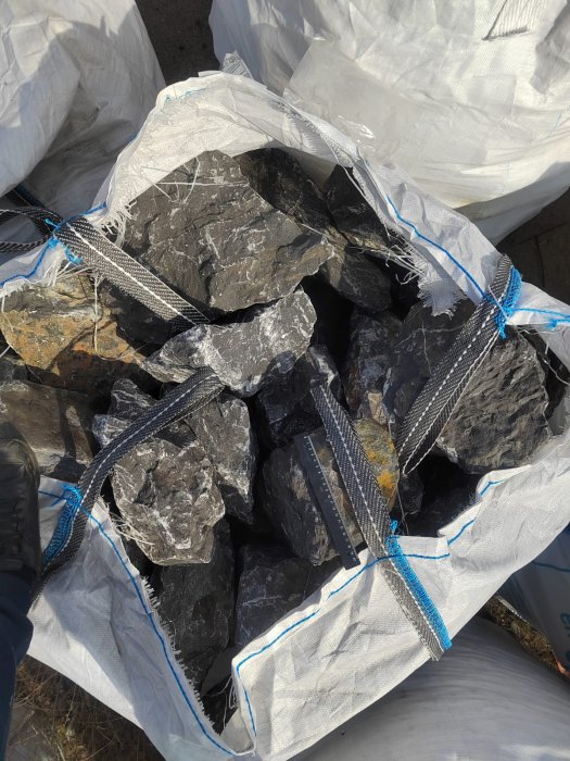 Черный мрамор скальник фр. 100-500 мм.  купить в Ростове мрамор черный белый серый крупный колотый валун ландшафтный 9000 руб/т   фото 