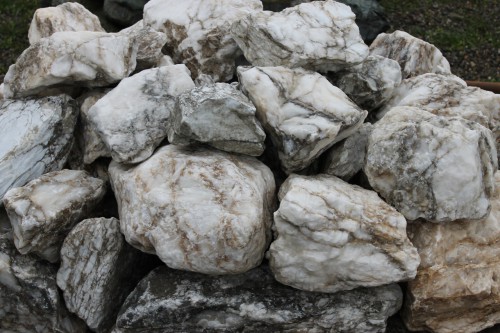 Мраморизированный известняк фр. 100-500 мм.  купить в Ростове известняк серый белый темно-серый сероватый валун природного образования окатанный 7 500 руб/т   фото 