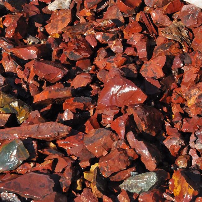 Щебень крошка красный (ЯШМА) фр. 10-20 мм.  купить  в Ростове яшма красный, бордовый, оранжевый, рыжий декоративный каменный ландшафтный щебень колотый 6 600 руб/т   фото 