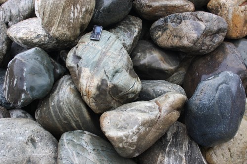  Речной валун Кабанчик фр.300-500 мм.  купить в Ростове крупный природный камень галька серый, темно-серый речной валун галечник масштабный 7000 руб/т   фото 