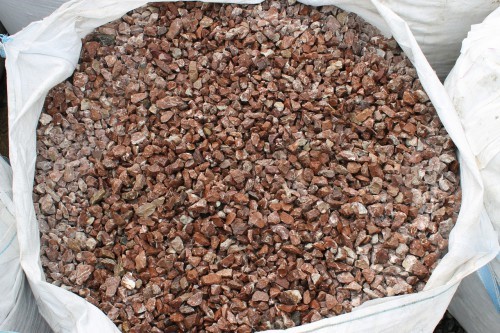  Мраморная крошка (щебень крошка розовый) фр. 20-40 мм.  купить  в Ростове мрамор розовый, красный мраморная крошка декоративная 7700 руб/т   фото 