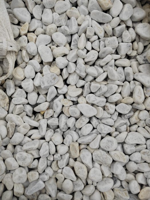 Белая галька мраморная (щебень галтованный белый) фр.40-70 мм.  купить  в Ростове мрамор белый молочный айвори окатанный округлый природный камень 15000 руб/т   фото 