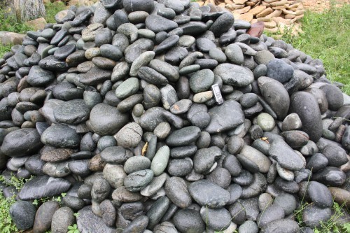  Темно-серый валунчик фр.100-300 мм.  купить в Ростове крупный природный камень серый, темно-серый, светло-серый речная галька большого размера окатанная 4500 руб/т   фото 