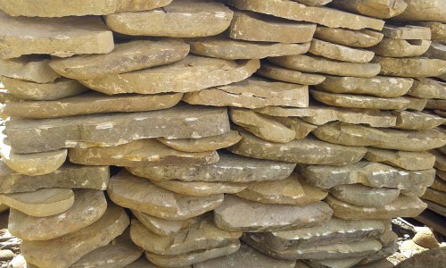 Песчаник колотый для облицовки (фр. 2-3 см)  купить  в Ростове песчаник бежевый серый рыжий песчаник строительный 5000 руб/т   фото 