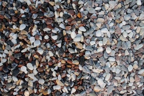  Микс мраморной гальки (щебень галтованный микс:белый-черный-розовый-медовый) фр.10-20 мм.  купить  в Ростове мрамор белый, медовый, черный, розовый мраморный декоративный ландшафтный окатанный округлый галтованный щебень 14500 руб/т   фото 