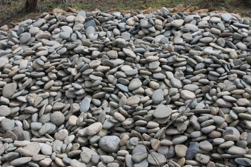 Kamenclub.ru: Галька речная плоская (ассорти) фр. 100-200-300 мм купить   в  Ростовегалька галечник природный серый, белый темно-серый синий рыжий светло-серый природная галька плоская крупная 5500 руб/т   фото КАМЕНЬ КЛУБ