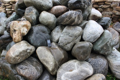  Речной валун Кабанчик фр.300-500 мм.  купить в Ростове крупный природный камень галька серый, темно-серый речной валун галечник масштабный 7000 руб/т   фото 