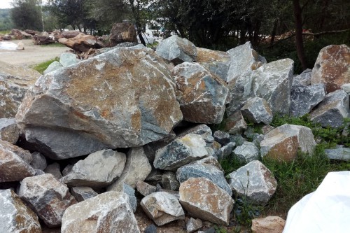 Гранит скальник (серо-зеленый) фр. 500-1500 мм.  купить в Ростове гранит мрамор  серый зеленый темно-серый глыба скальная колотая ландшафтная 7 500 руб/т   фото 