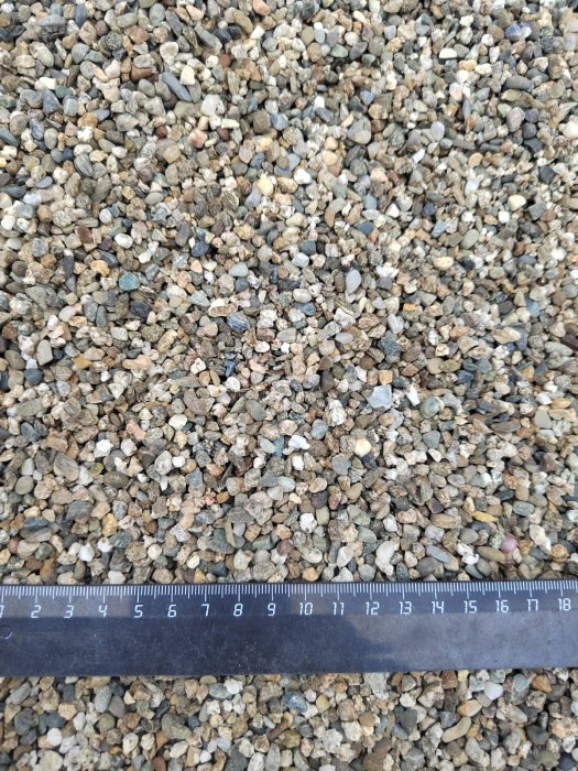  Галька речная окат (серая) фр.3-5 мм купить   в Ростове галька речная серая бежевый темно-серый окатанный речной камень округлый 8000 руб/т   фото 