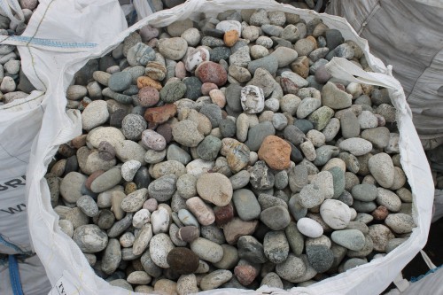  Галька окат (цветная картошка) фр. 50-100 мм. купить   в Ростове галька природная окатанная серый белый цветной синий темно-серый коричневый округлый галечник окатанный 4500 руб/т   фото 