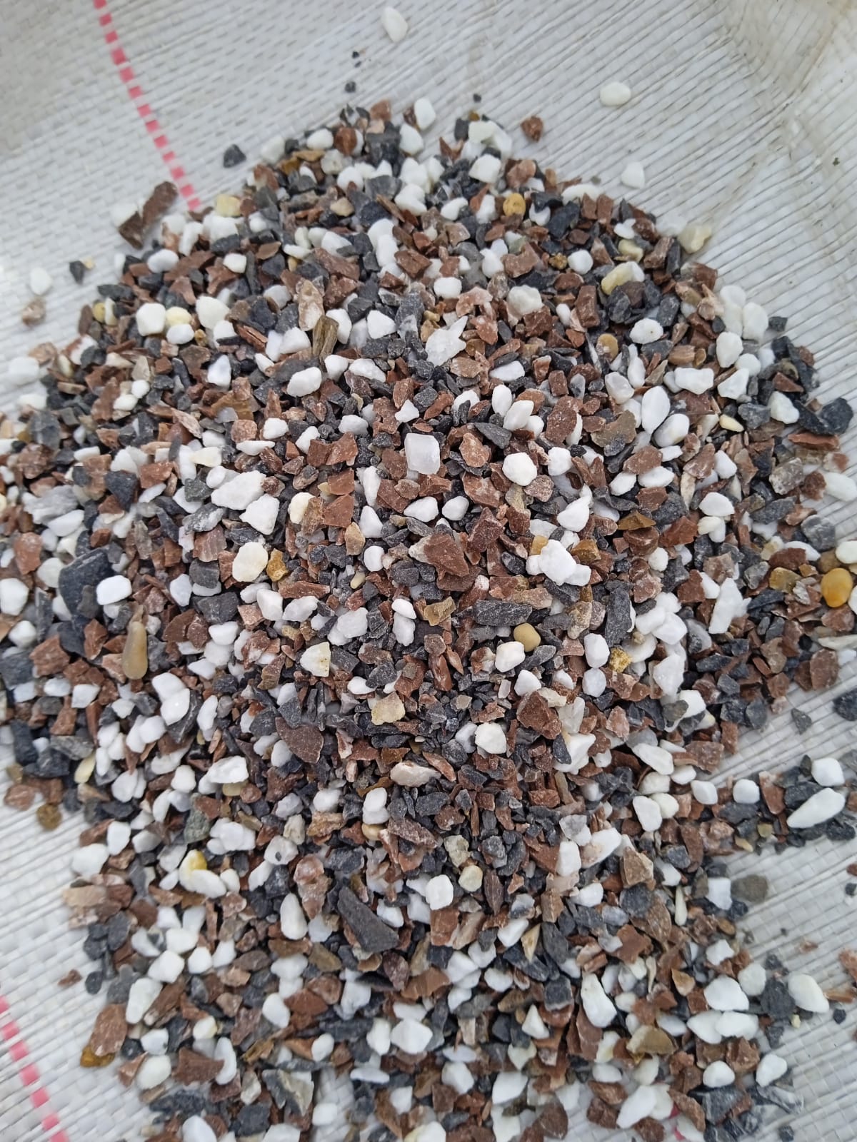  Мраморная галька (щебень галтованный микс:белый-черный-розовый-медовый) фр.5-10 мм.  купить  в Ростове мрамор белый, медовый, черный, розовый мраморный галтованный щебень декоративный ландшафтный 14500 руб/т   фото 