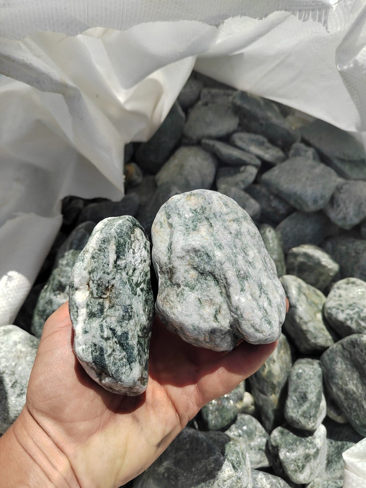 фото Галтованный жадеит (фр. 70-100 мм)  купить в Ростове в интернет-портале 