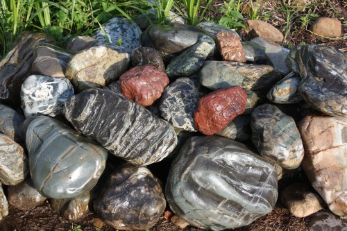 Ландшафтные валунчики фр.100-500 мм.  купить в Ростове крупный природный камень серый, темно-серый, светло-серый речной валун крупный 4800 руб/т   фото 