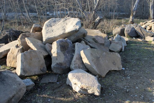 Песчаник плиты - плахи - пошаговые дорожки (фр. 70-150 мм)  купить  в Ростове песчаник серый бежевый желтый зеленый колотый песчаник строительный 6500 руб/т   фото 