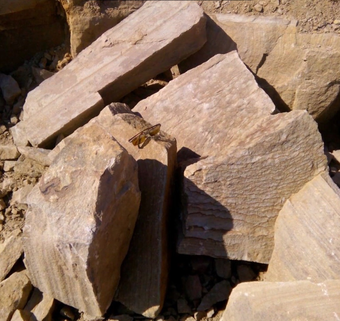 Песчаник пластушка желтый с рисунком (7-15 см)  купить  в Ростове плитняк - пластушка - бут желтый песчаник 8 000 руб/м3   фото 