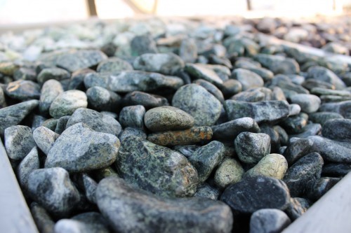  Зеленая галька (щебень галтованный зеленый змеевик) фр. 20-40 мм.  купить  в Ростове мрамор зеленый, салатовый оголтованный щебень мраморный 12 500 руб/т   фото 