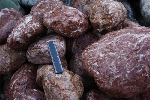  Розовый валунчик фр.100-300 мм.  купить в Ростове крупный природный камень розовый, серый молочный красный речной галечник природный 7850 руб/т   фото 