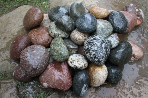  Галька окат (цветная картошка) фр. 50-100 мм. купить   в Ростове галька природная окатанная серый белый цветной синий темно-серый коричневый округлый галечник окатанный 4500 руб/т   фото 