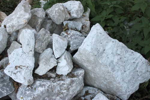  Мраморизированный известняк фр. 100-500 мм.  купить в Ростове известняк серый белый темно-серый сероватый валун природного образования окатанный 7 500 руб/т   фото 