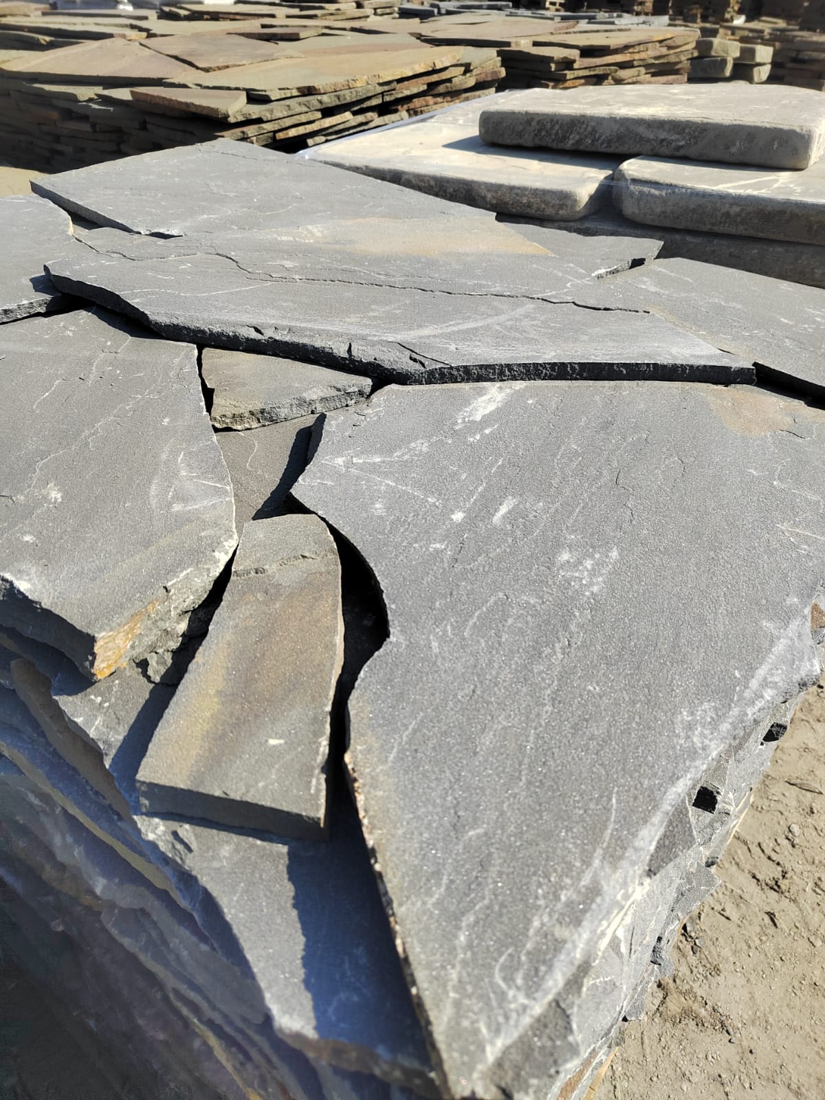 Песчаник пластушка светло-серый (3,0 см)  купить  в Ростове песчаник светло-серый, серый песчаник рваный ландшафтный колотый 7 500 руб/м3   фото 