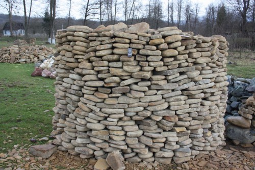 Песчаник для мощения дорожек, площадок, парковок ( фр 5-10 см)  купить  в Ростове песчаник  серый желтый коричневый рыжий песчаник оголтованный окатанный 6500 руб/т   фото 