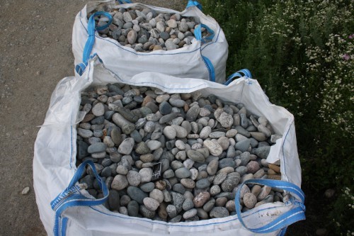  Галька речная окат (ассорти) фр. 50-100 мм. купить   в Ростове галька природная округлая серая белая черная серая коричневая синяя галька речная окатанная округлая 5000 руб/т   фото 