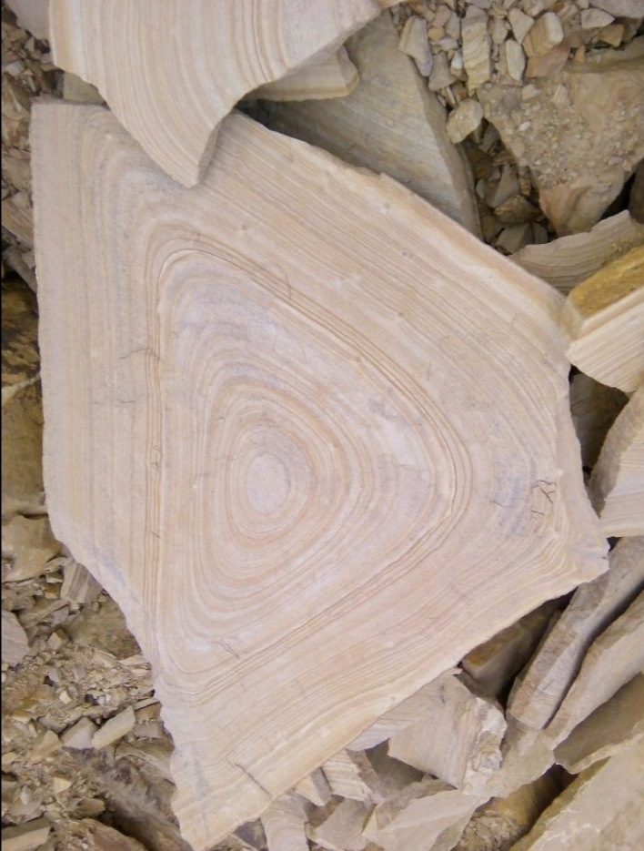 Форматный камень (плаха) пошаговая дорожка от 70-150 см (4 -12 см)  купить  в Ростове плитняк  форматный плаха желтый песчаник 9 000 руб/т   фото 