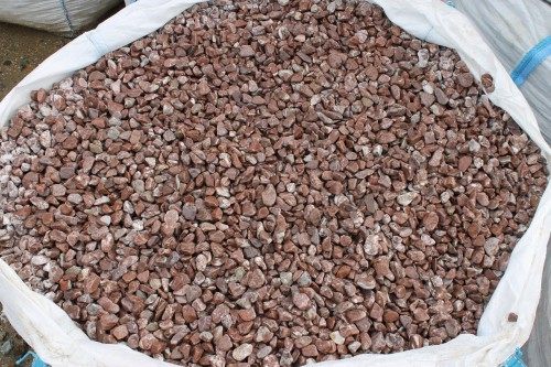  Розовая мраморная галька (щебень галтованный розовый) фр.10-20 мм.  купить  в Ростове мрамор розовый, красный ландшафтный декоративный окатанный округлый щебень 13500 руб/т   фото 