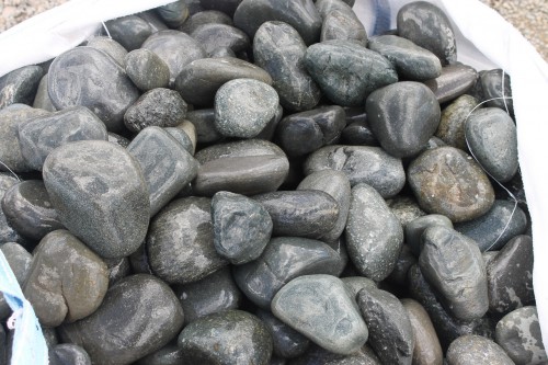 Темно-серый валунчик фр.100-300 мм.  купить в Ростове крупный природный камень серый, темно-серый, светло-серый речная галька большого размера окатанная 4500 руб/т   фото 