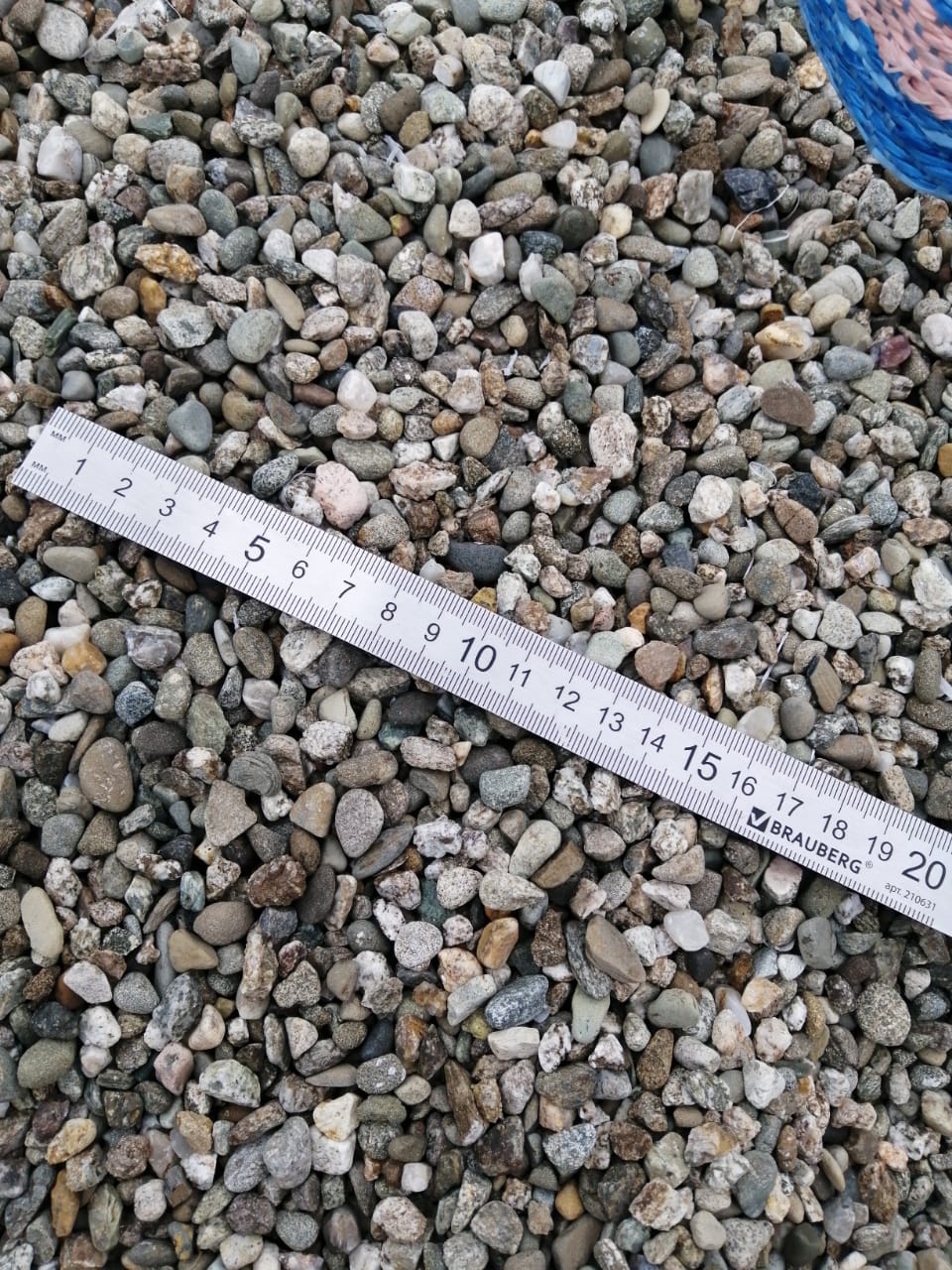  Галька речная окат (серая) фр.3-5 мм купить   в Ростове галька речная серая бежевый темно-серый окатанный речной камень округлый 8000 руб/т   фото 