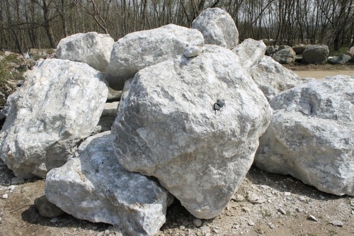 Мраморизированный известняк фр.500-1500 мм.  купить в Ростове    7 000 руб/т   фото 