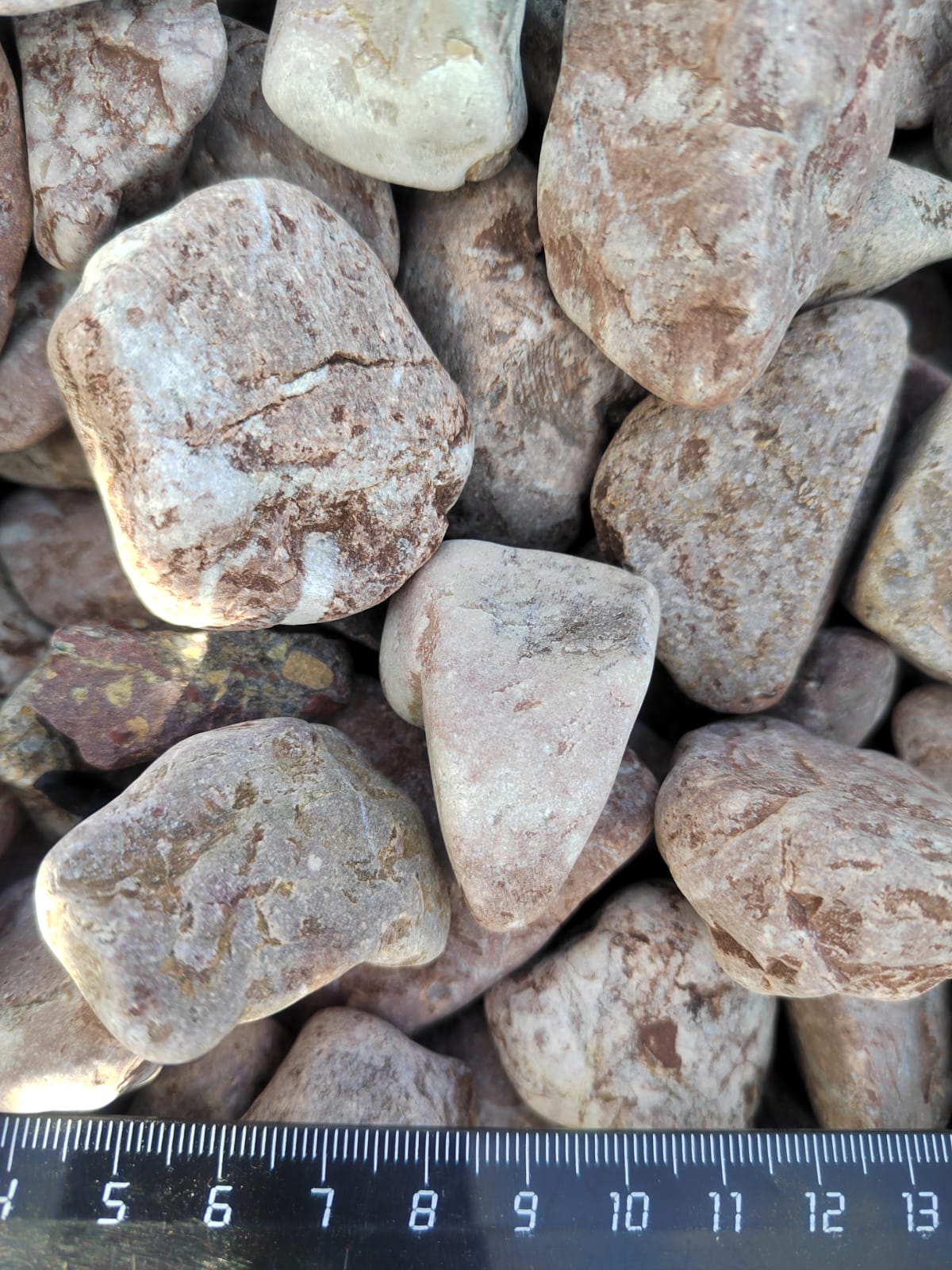  Розовая галька (щебень галтованный розовый) фр.20-40 мм.  купить  в Ростове мрамор розовый, красный оголтованный округлый щебень  13500 руб/т   фото 