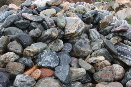  Ландшафтные валунчики фр.100-500 мм.  купить в Ростове крупный природный камень серый, темно-серый, светло-серый речной валун крупный 4800 руб/т   фото 