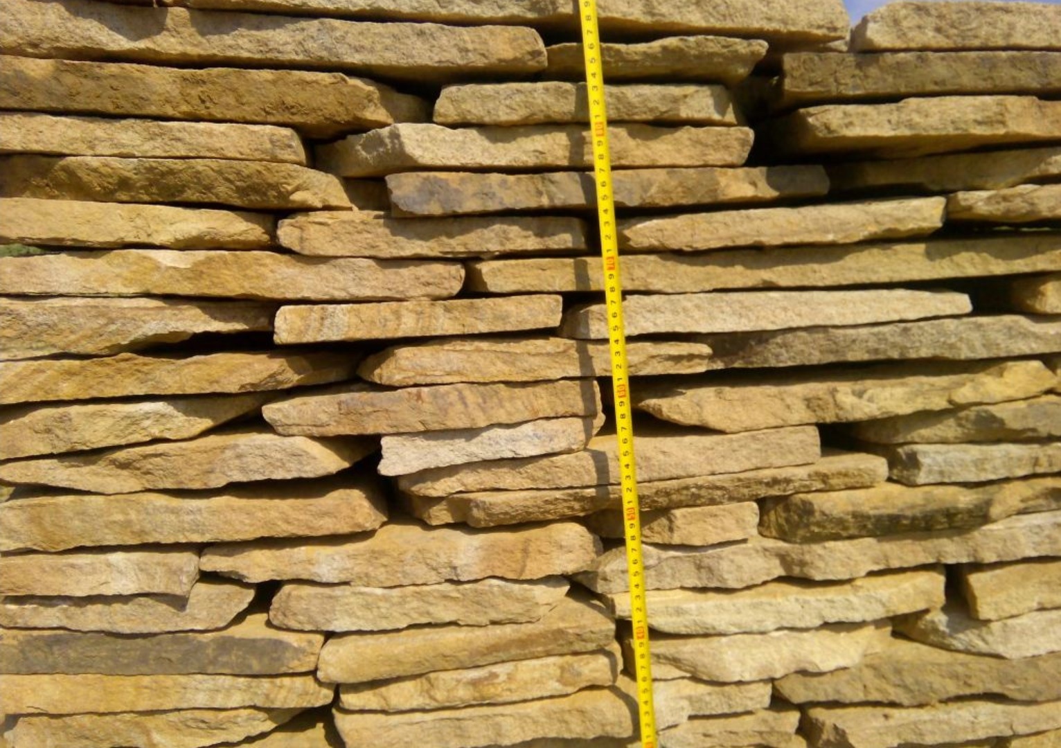 Песчаник пластушка желтый с разводом под дерево (2 см)  купить  в Ростове плитняк желтый с разводами, желтый, рыжий, серый песчаник пластушка рваная ландшафтная 11 000 руб/м3   фото 