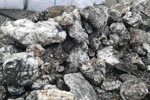  Черный гранит - кварцит фр. 500-1000 мм.  купить в Ростове гранит кварцит черный серый белый скальный колотый валун 7000 руб/т   фото 