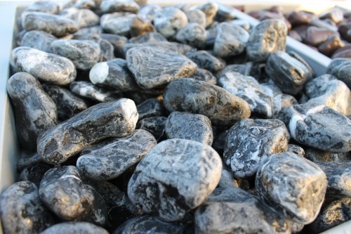  Галька мраморная черная (щебень галтованный черный мрамор) фр. 50-100 мм.  купить  в Ростове мрамор черный с белыми прожилками щебень ландшафтный мраморный 9000 руб/т   фото 