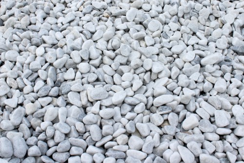 Белая мраморная галька (щебень галтованный белый) фр.10-20 мм.  купить  в Ростове мрамор белый, молочный, айвори окатанный округлый декоративный ландшафтный щебень 14500 руб/т   фото 