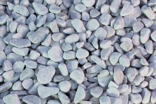 Галька белая мраморная (щебень галтованный белый), фр.20-40 мм.  купить  в Ростове мрамор белый бежевый молочный мраморный щебень декоративный 14500 руб/т   фото 