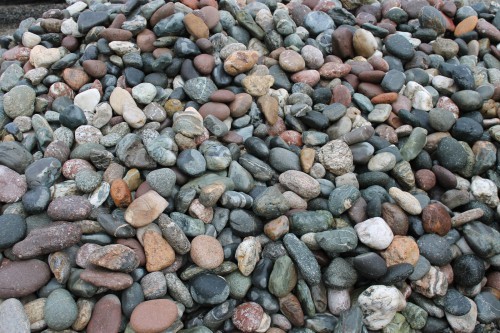  Галька окат (цветная картошка) фр. 50-100 мм. купить   в Ростове галька природная окатанная серый белый цветной синий темно-серый коричневый округлый галечник окатанный 4500 руб/т   фото 