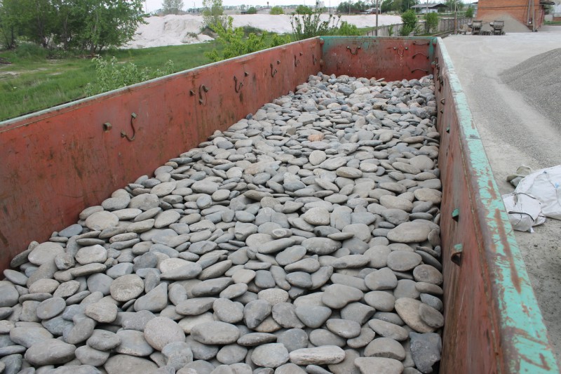 Kamenclub.ru: Галька речная плоская (серо-белая) фр. 70-120 мм. купить   в  Ростовегалька галечник речной серый, белый окатанная плоская  природная галька 7000 руб/т   фото КАМЕНЬ КЛУБ