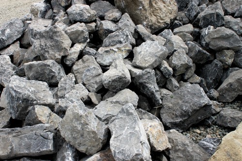  Черный мрамор скальник фр. 1000-1500 мм.  купить в Ростове мрамор черный белый серый крупный колотый валун ландшафтный 9000 руб/т   фото 