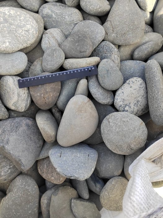  Галька речная плоская (темно-серая) фр. 70-150 мм. купить  в Ростове  галечник природный темно-серый серый синий речная плоская природная окатанная  7000 руб/т   фото 