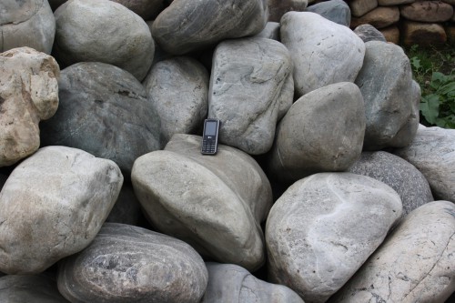 Речной валун Кабанчик фр.300-500 мм.  купить в Ростове крупный природный камень галька серый, темно-серый речной валун галечник масштабный 7000 руб/т   фото 